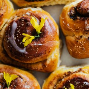 A image of cinnamon rolls.